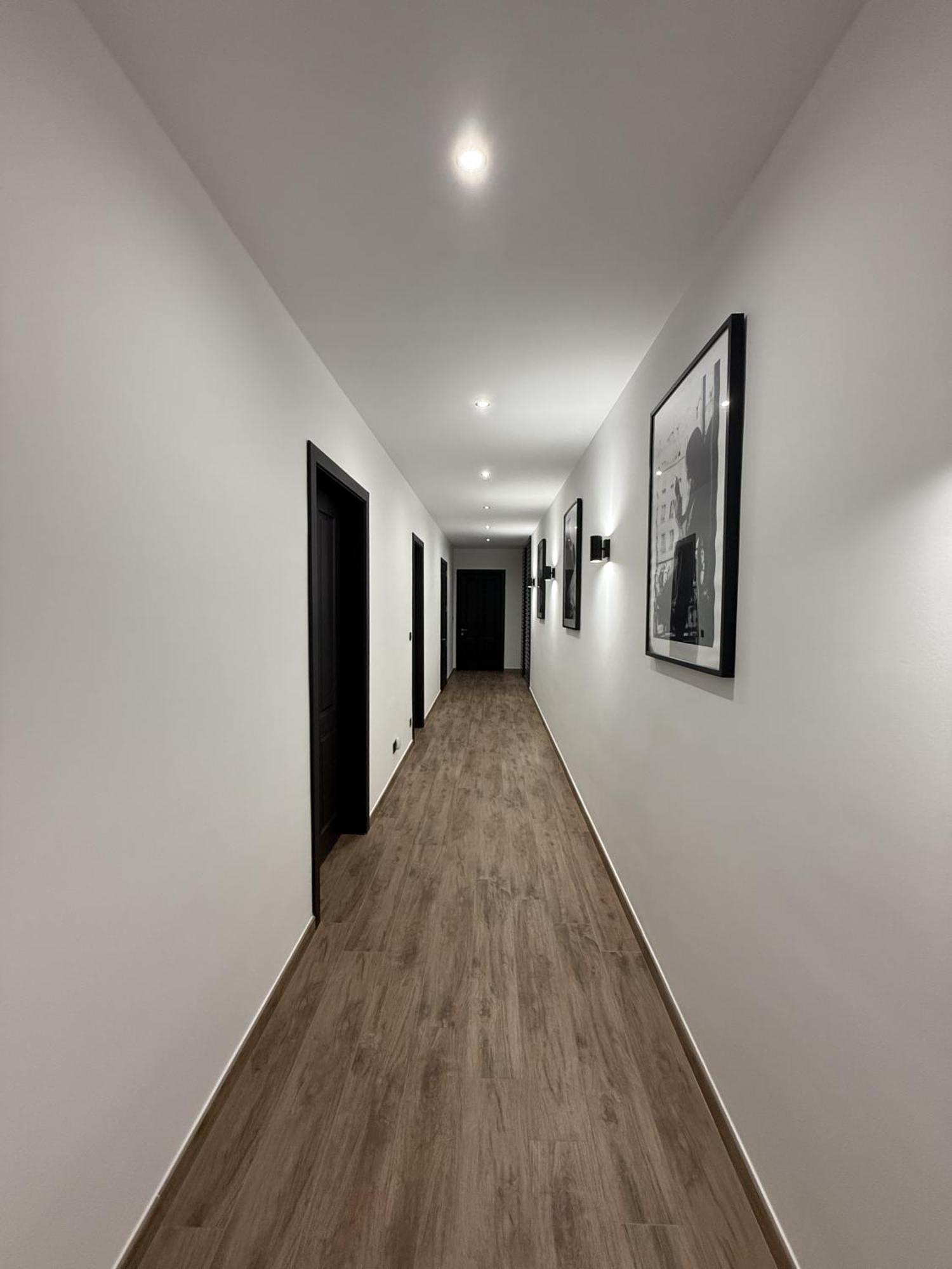 Gazde/Camere de închiriat Urban Design 3 Bedroom Main Bedroom *